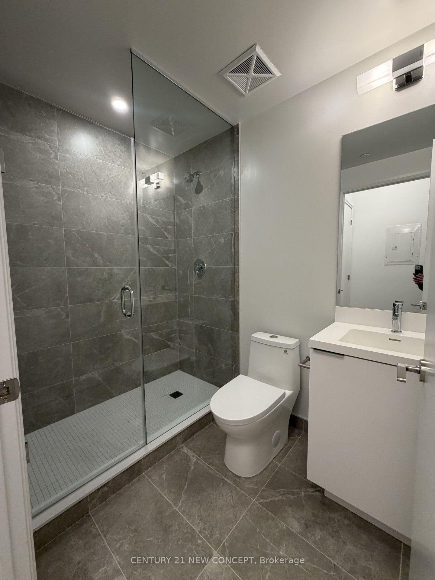 400 King Street W, Unit 812 thumbnail 3