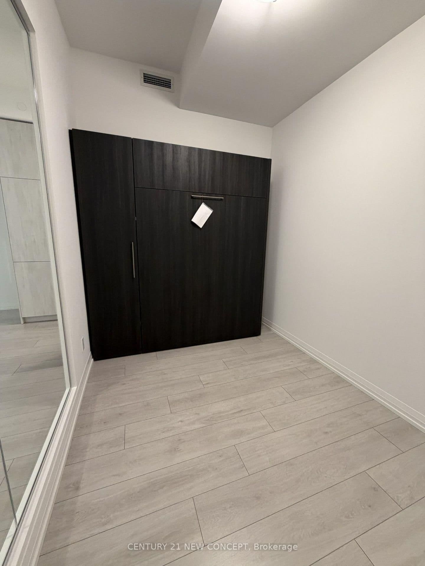 400 King Street W, Unit 812 thumbnail 4