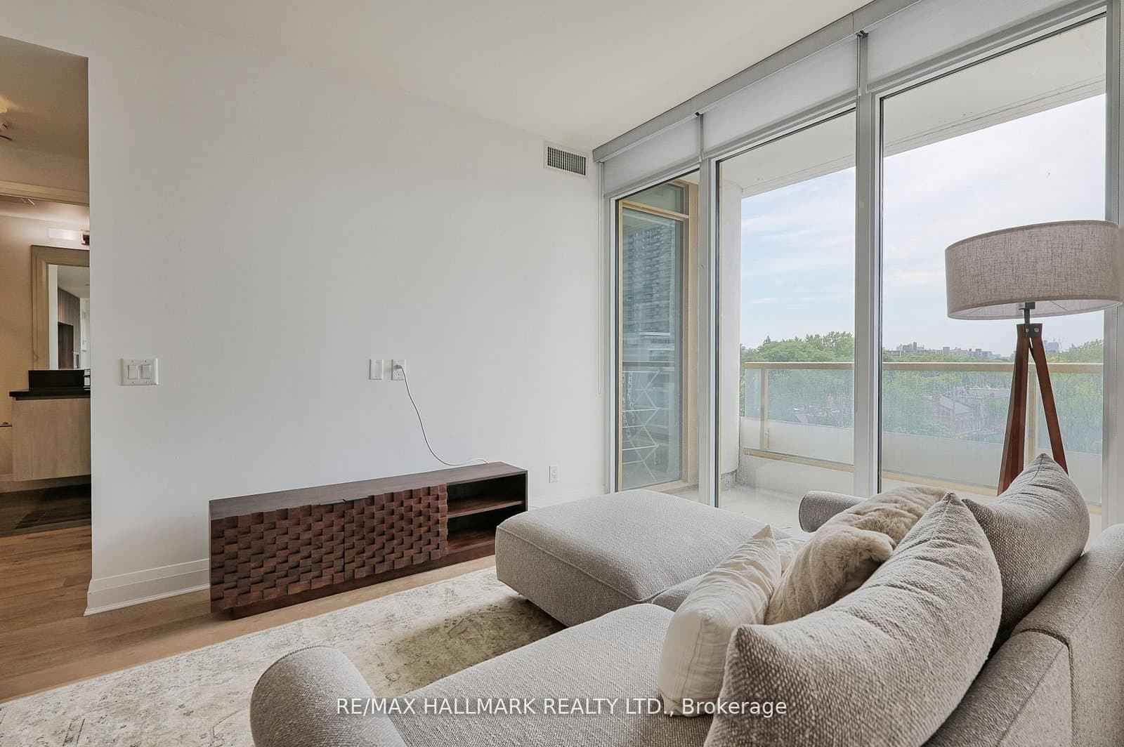 151 Avenue Road, Unit 601 thumbnail 6