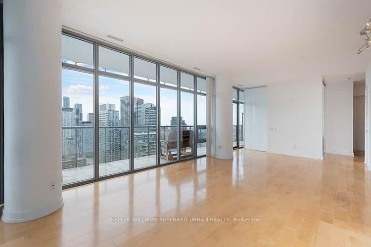 33 Charles Street E, Unit 3902 thumbnail 2