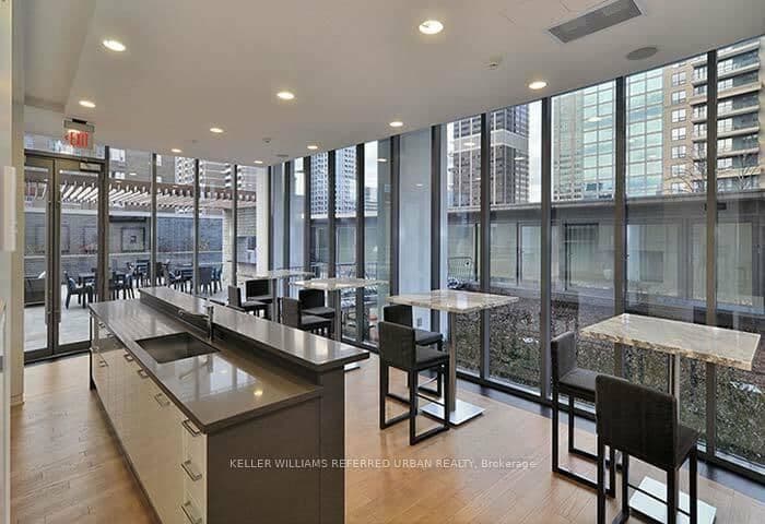 33 Charles Street E, Unit 3902 thumbnail 33