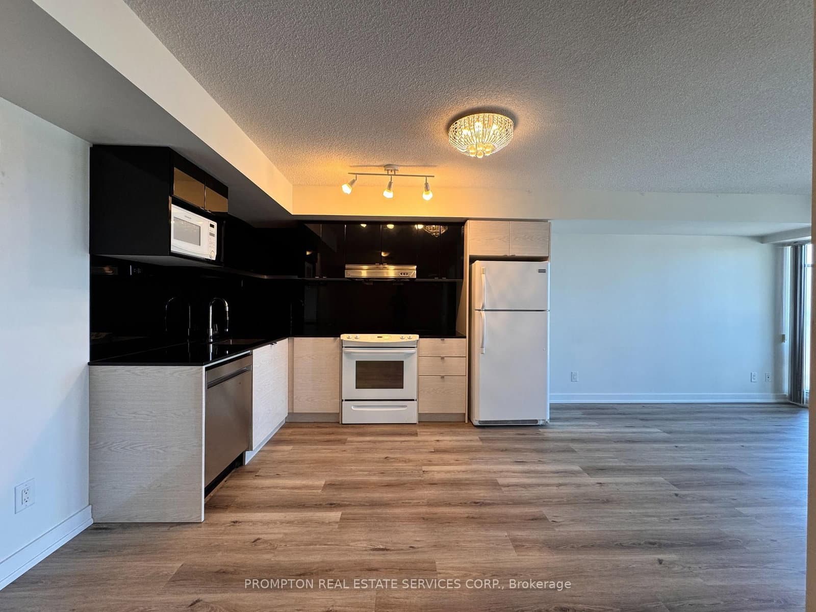 72 Esther Shiner Boulevard, Unit 612 thumbnail 3