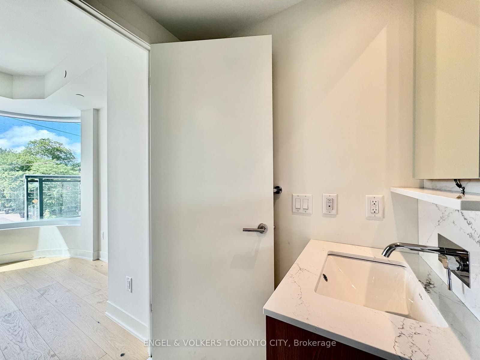 322 Dupont Street, Unit 207 thumbnail 9