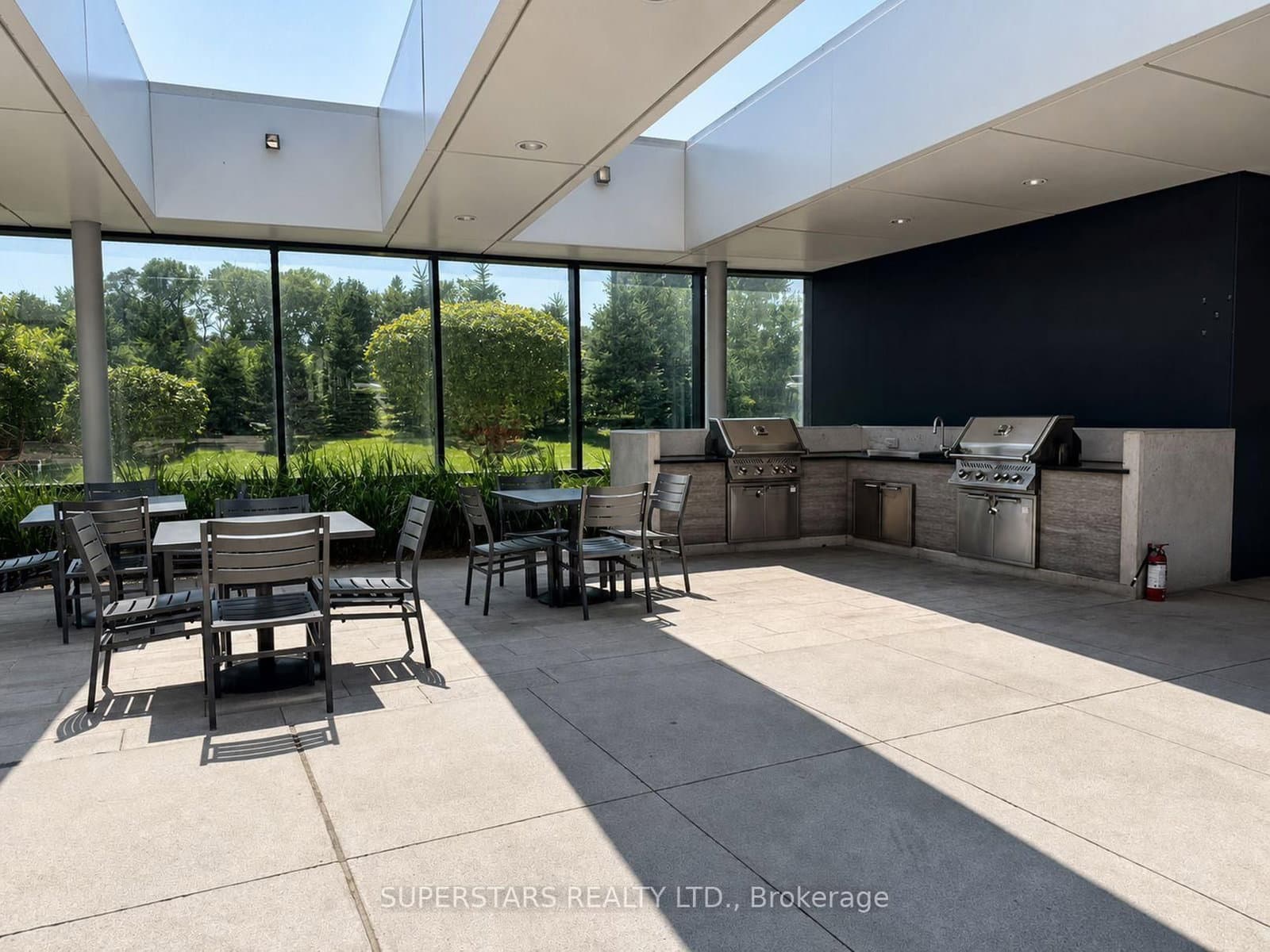 27 McMahon Drive, Unit 810 thumbnail 17