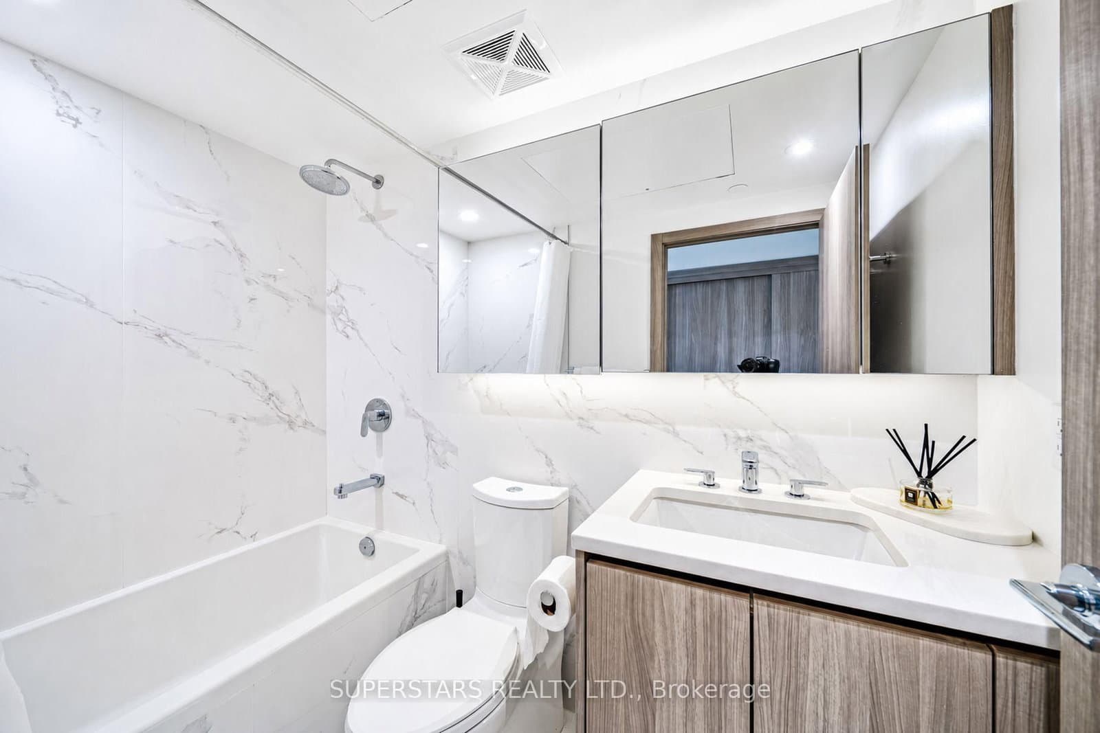 27 McMahon Drive, Unit 810 thumbnail 4