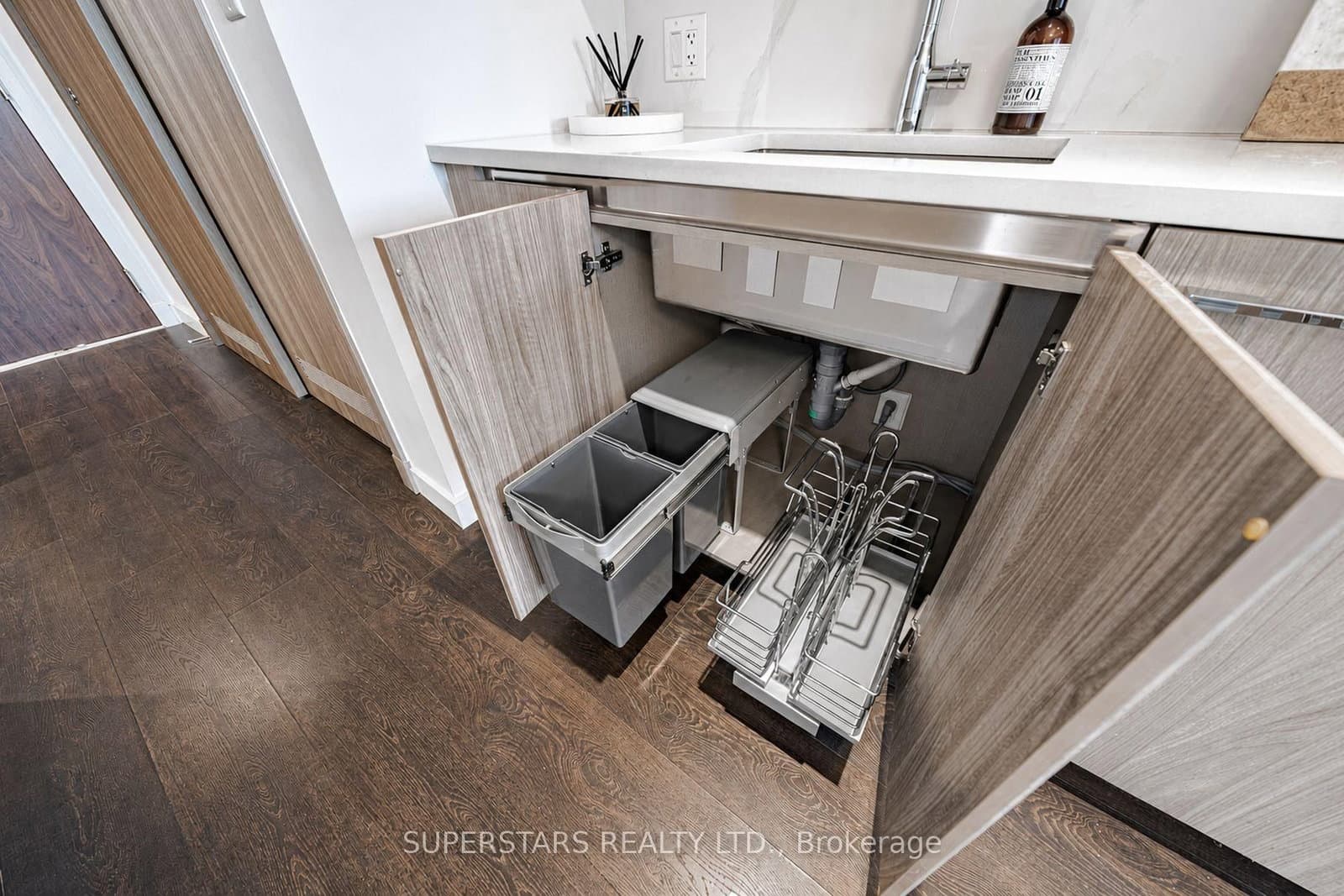 27 McMahon Drive, Unit 810 thumbnail 6