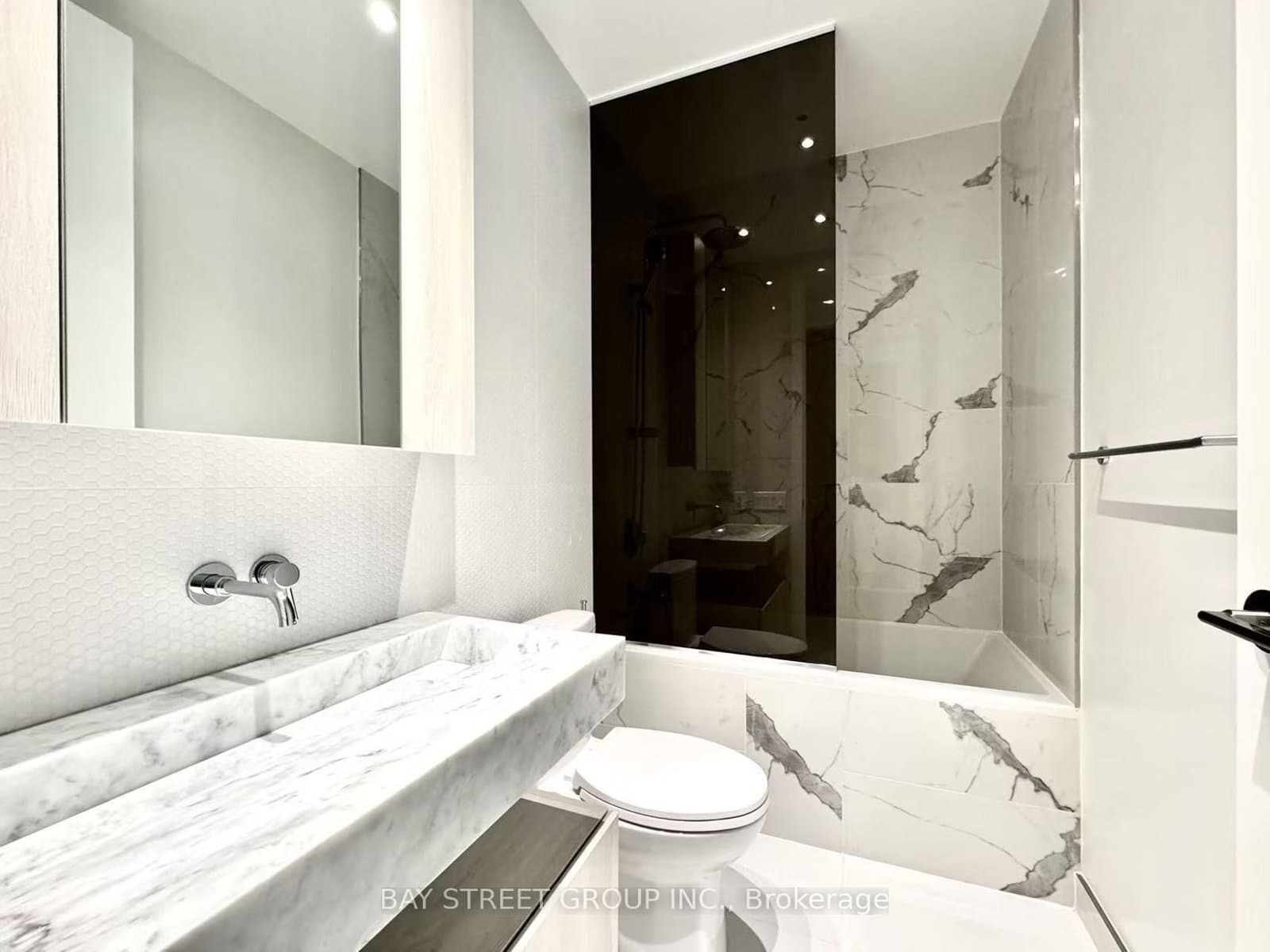 11 Yorkville Avenue, Unit 6006 thumbnail 3