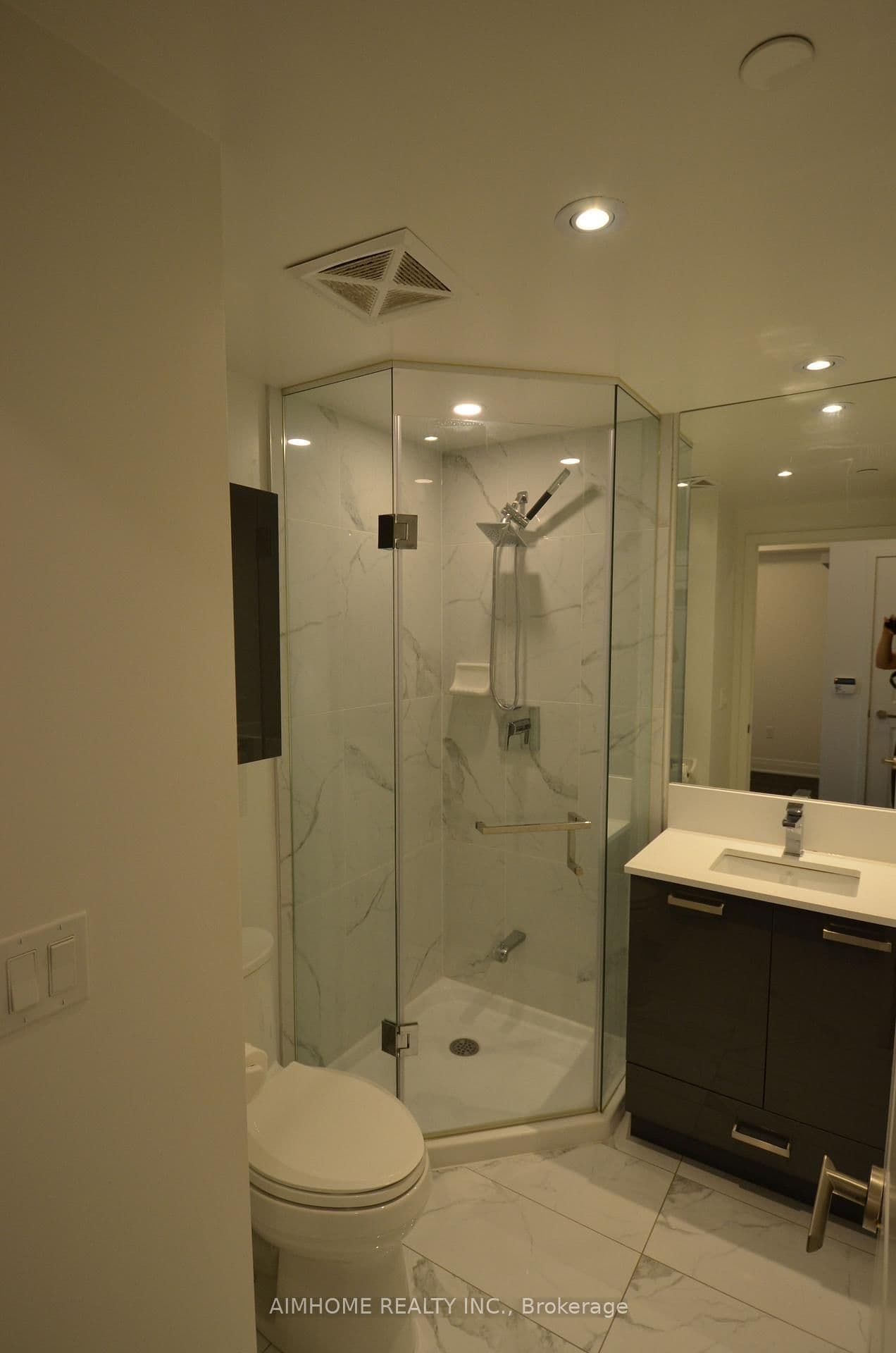 99 Broadway Avenue, Unit 2202 thumbnail 4
