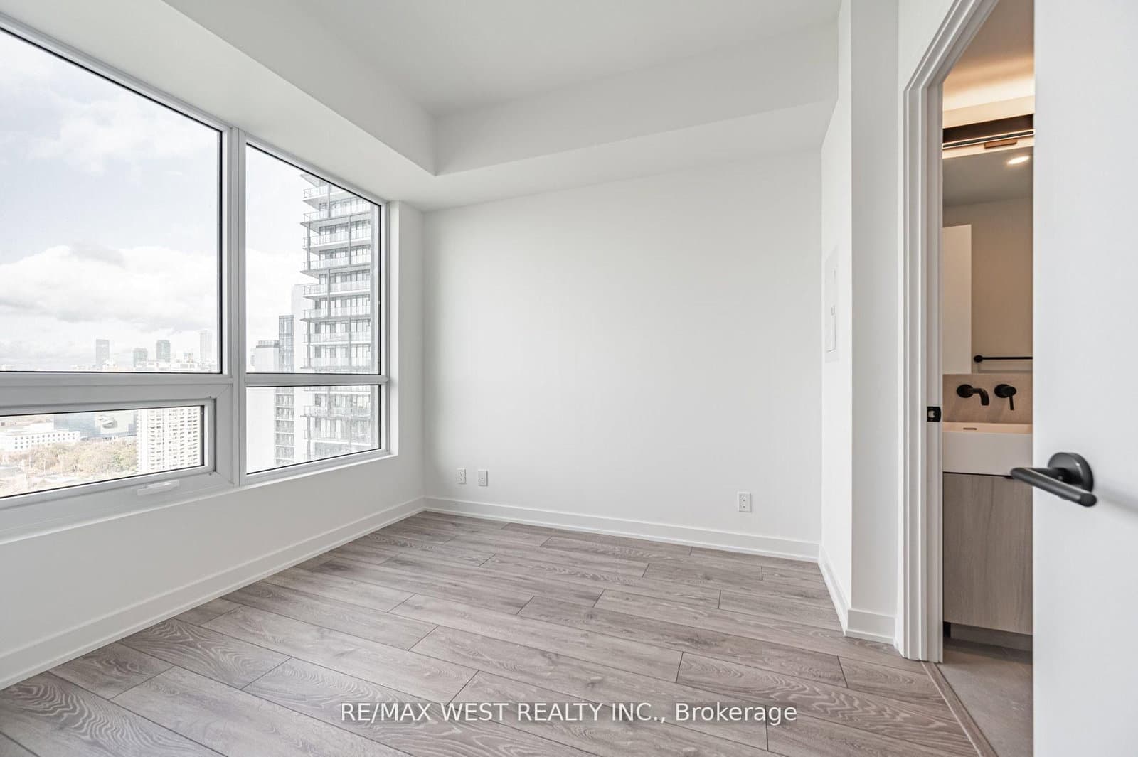 108 Peter Street, Unit 2601 thumbnail 3