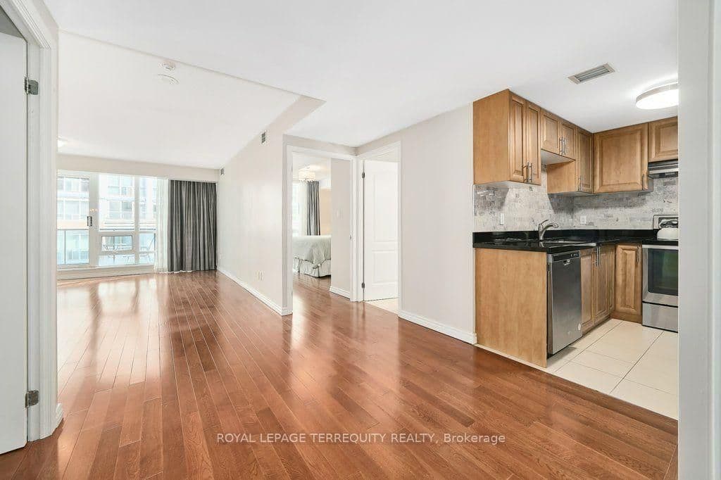 263 Wellington Street W, Unit 903 thumbnail 14