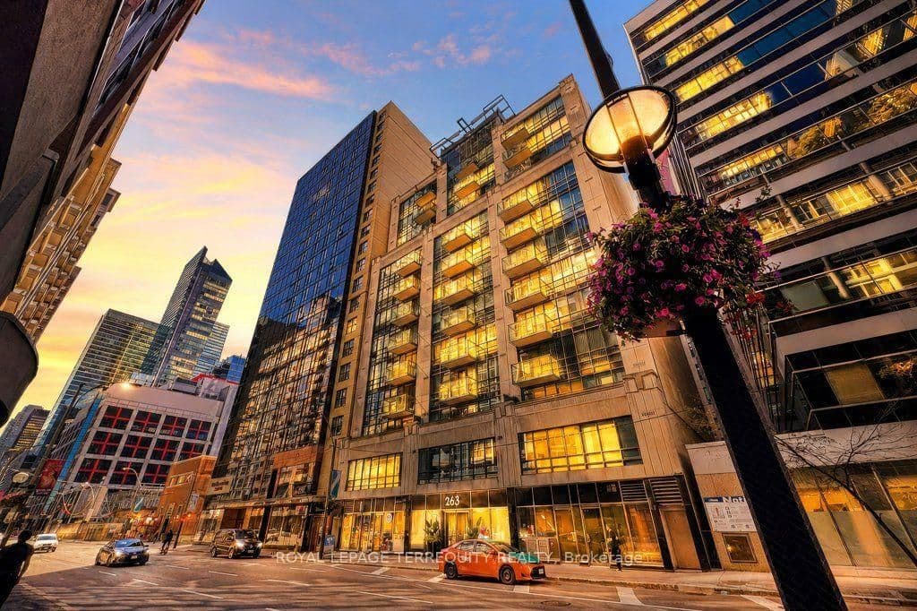 263 Wellington Street W, Unit 903 thumbnail 2