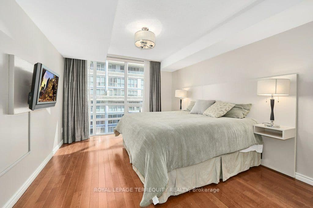 263 Wellington Street W, Unit 903 thumbnail 29