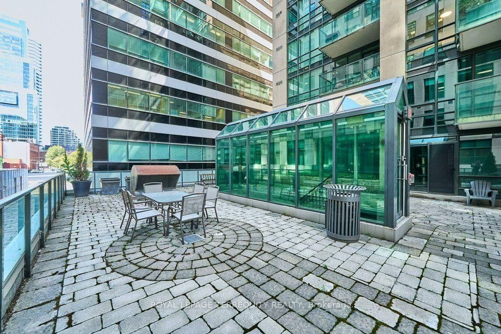263 Wellington Street W, Unit 903 thumbnail 5