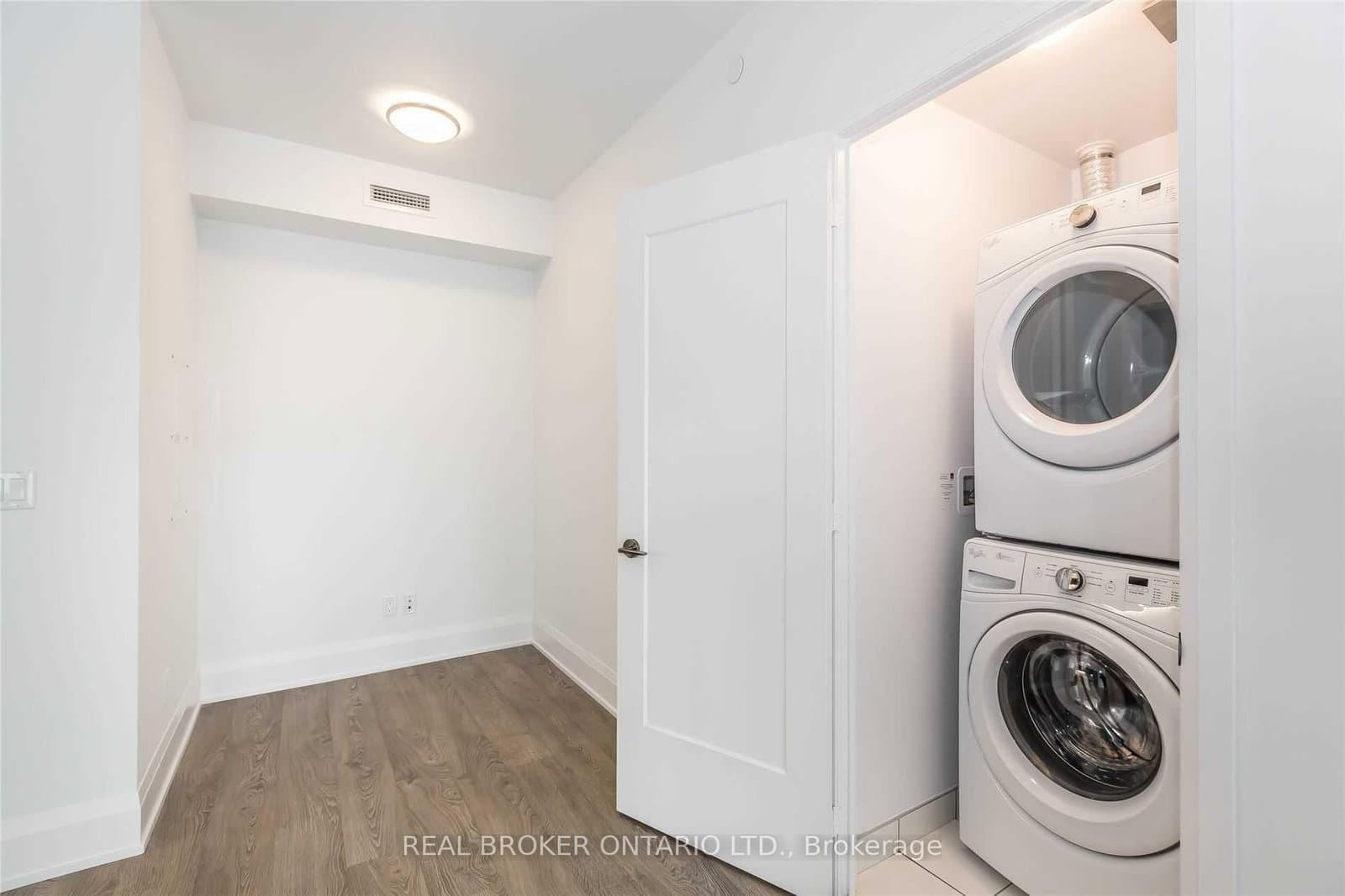 101 Erskine Avenue, Unit 813 thumbnail 11
