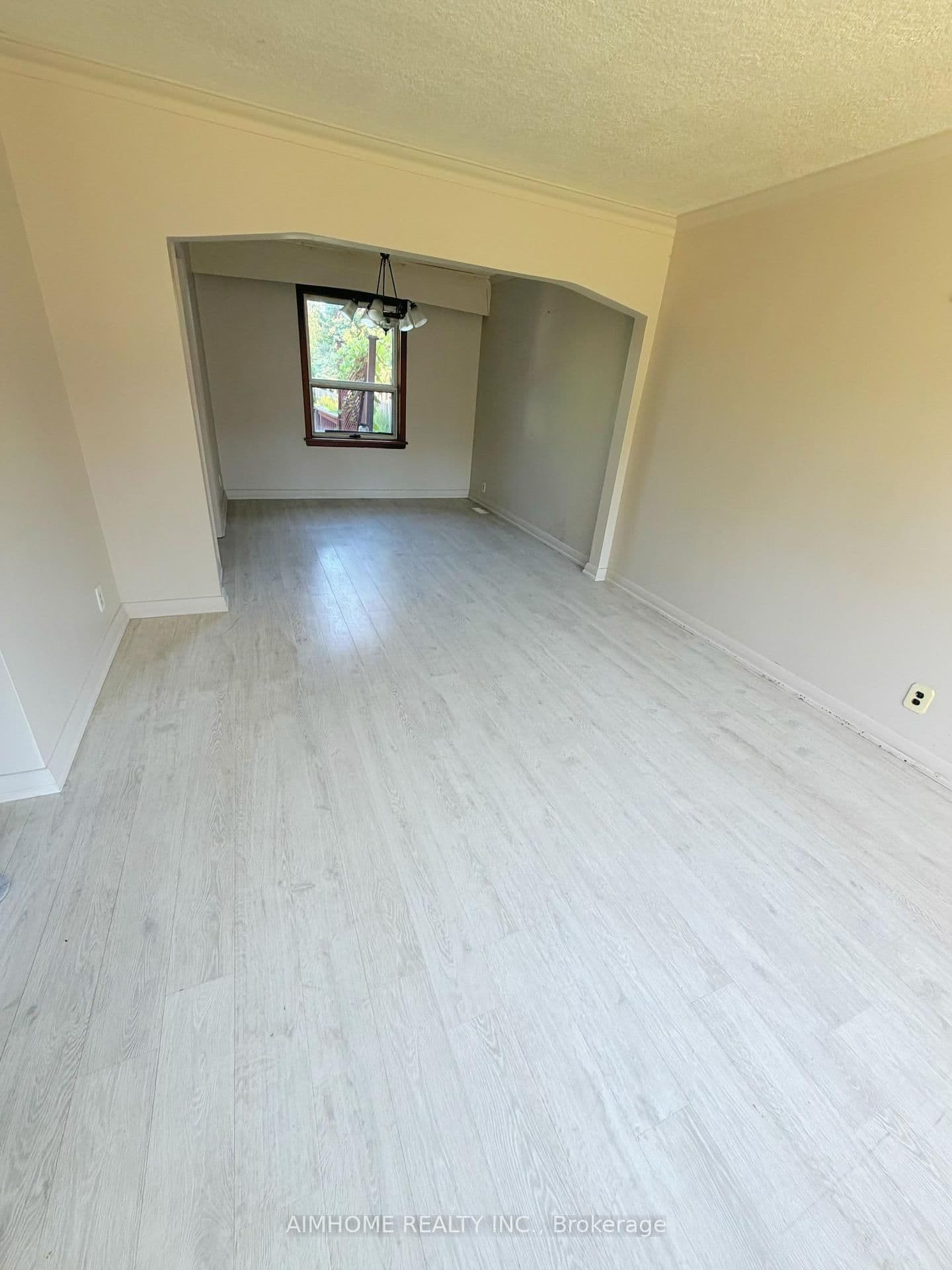 481 Hounslow Avenue thumbnail 2