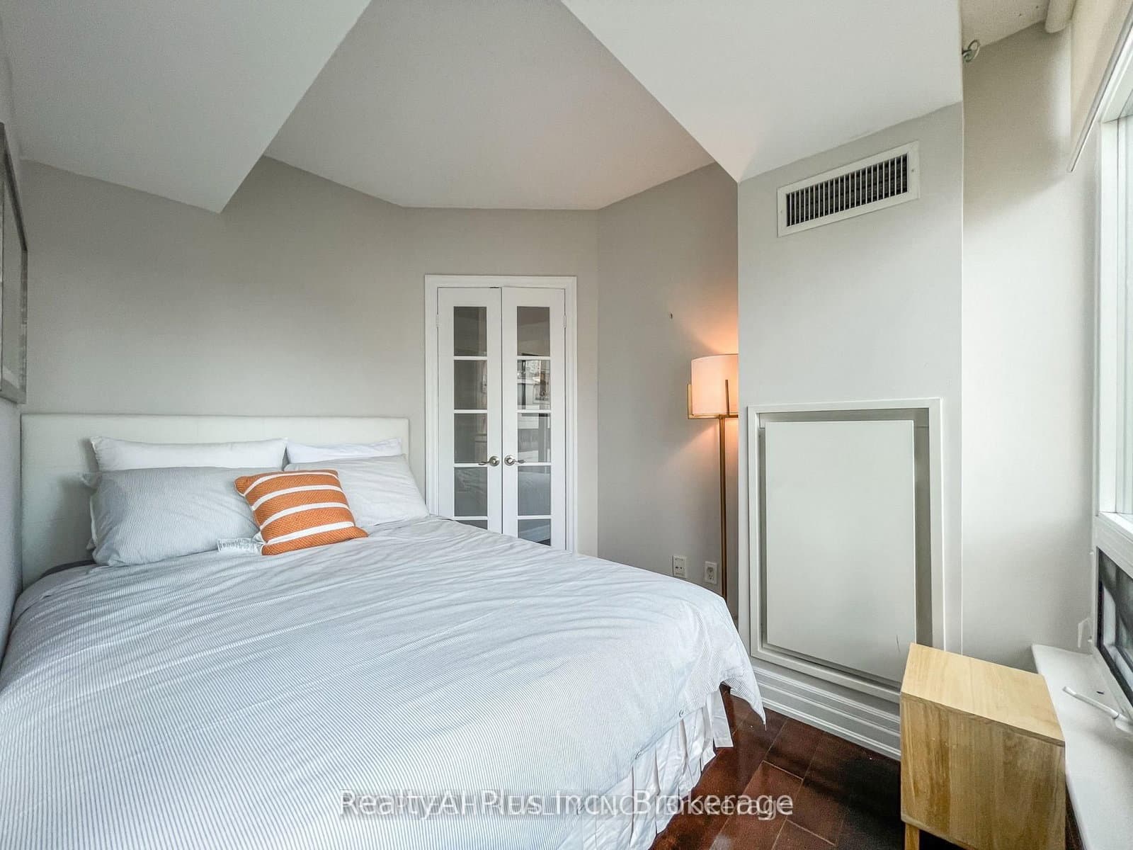 8 Scollard Street, Unit 304 thumbnail 10