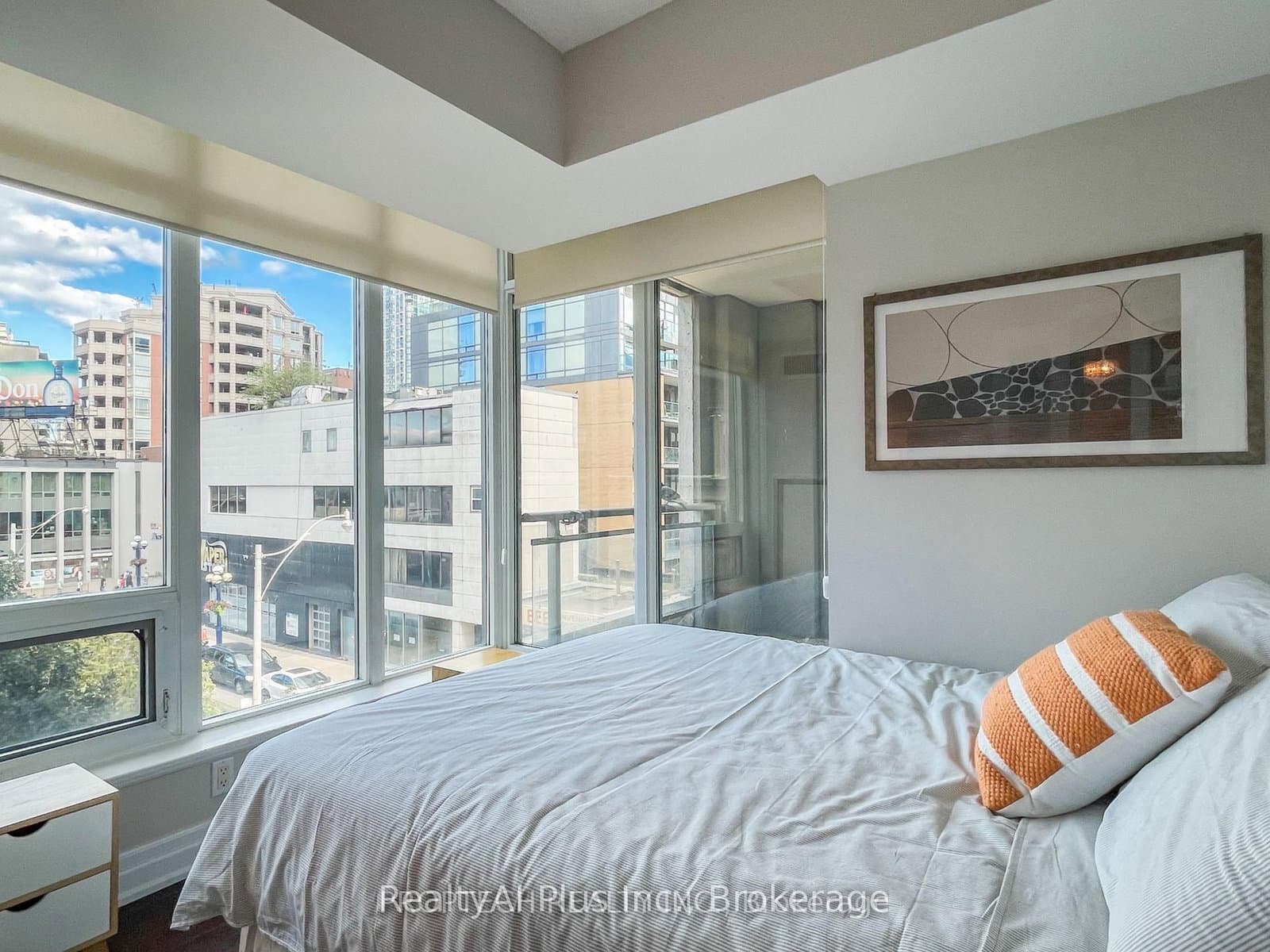 8 Scollard Street, Unit 304 thumbnail 11