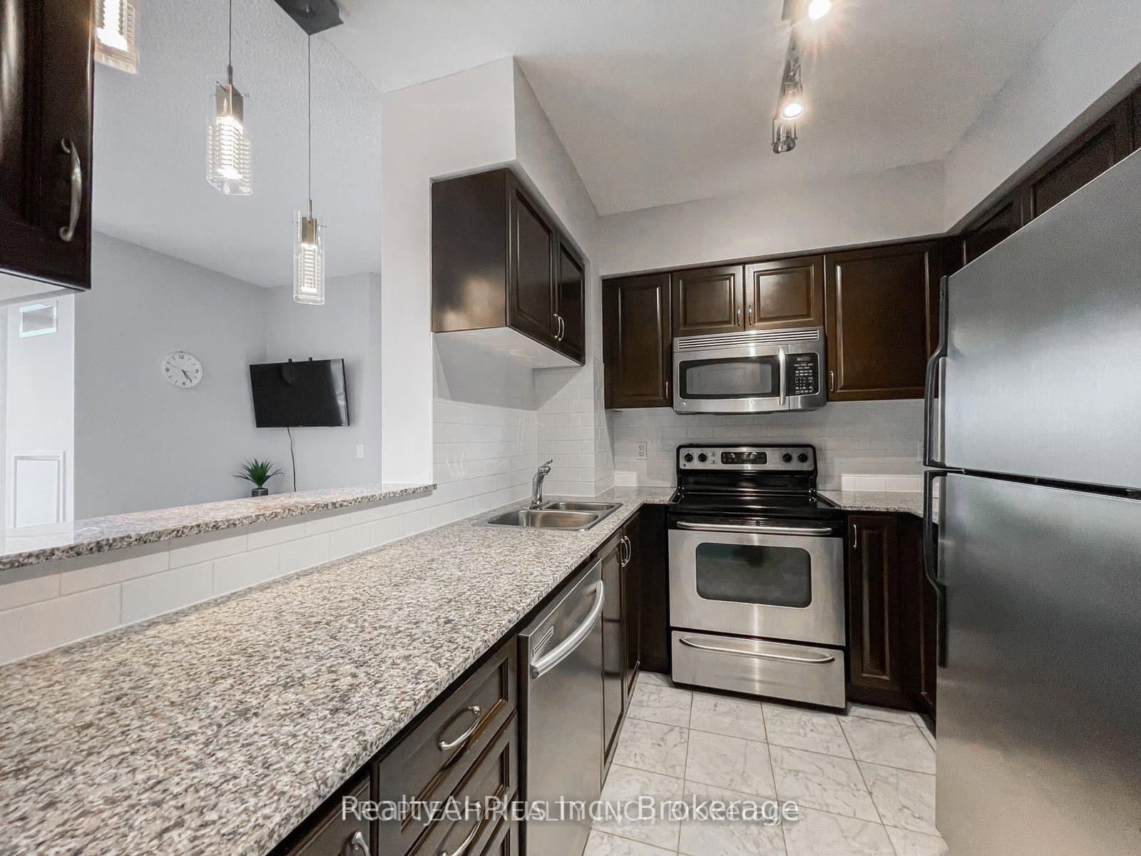 8 Scollard Street, Unit 304 thumbnail 4