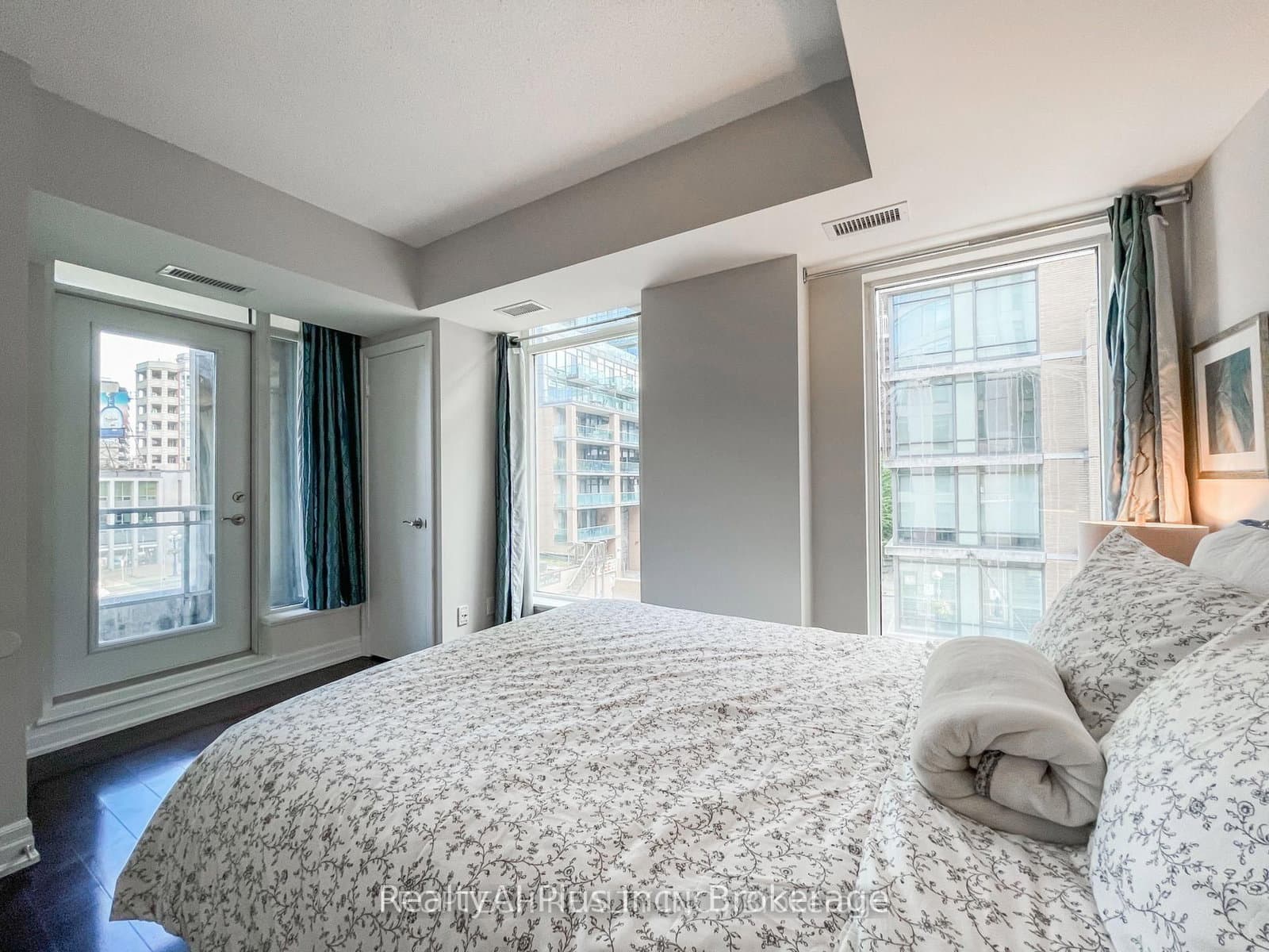 8 Scollard Street, Unit 304 thumbnail 6