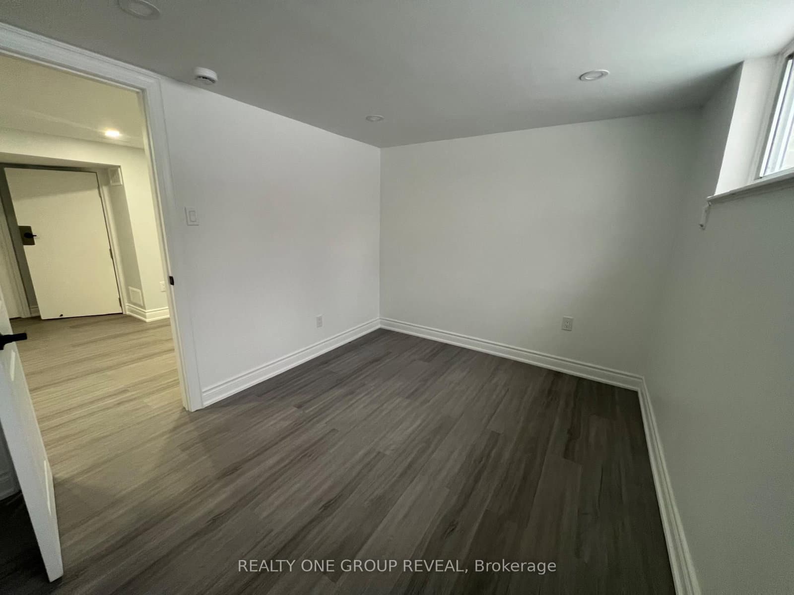 75 Regatta Crescent, Unit Basement thumbnail 11