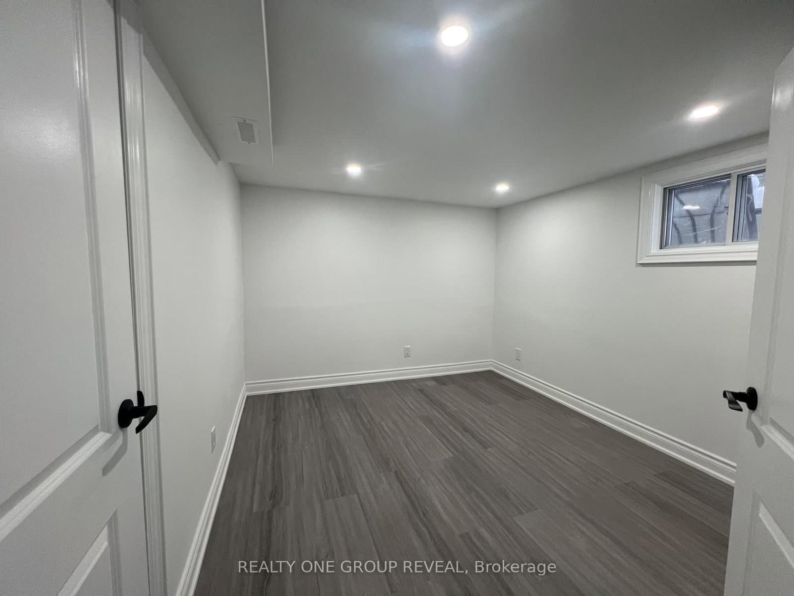 75 Regatta Crescent, Unit Basement thumbnail 16