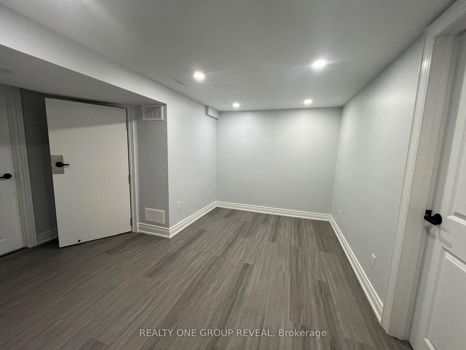 75 Regatta Crescent, Unit Basement thumbnail 8