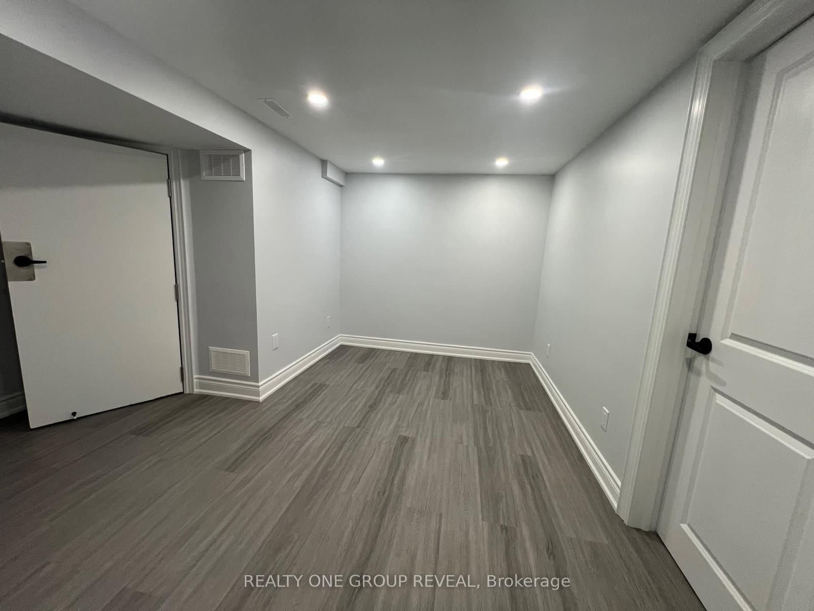 75 Regatta Crescent, Unit Basement thumbnail 9