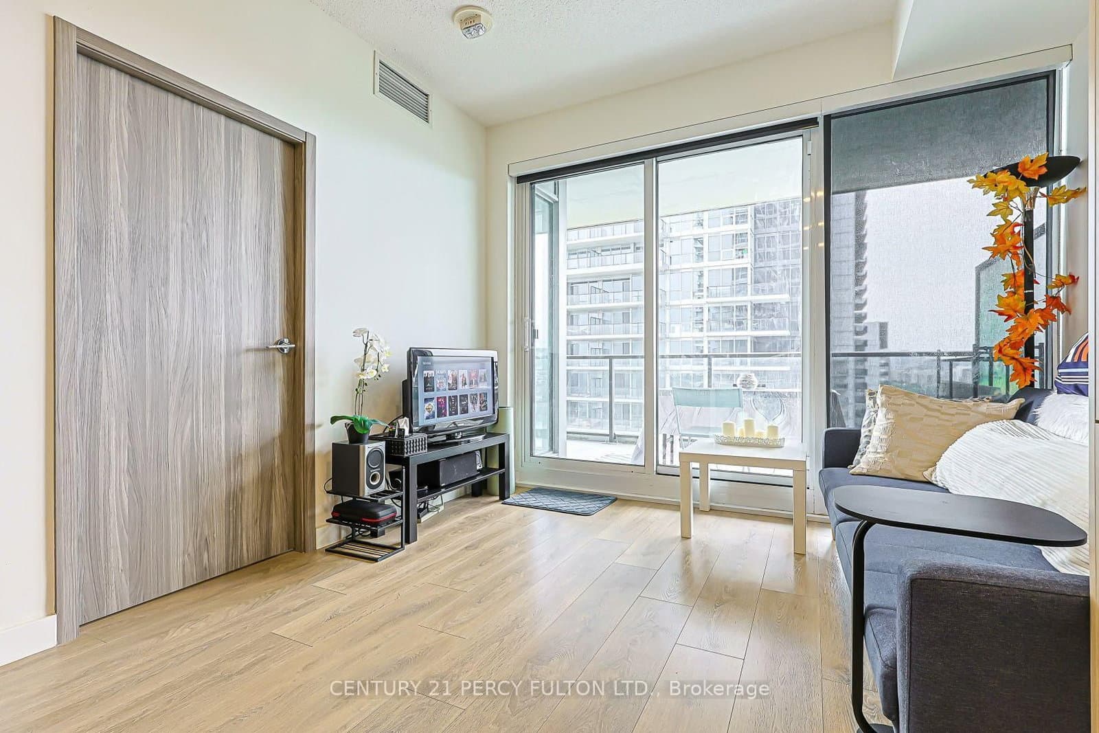 95 McMahon Drive, Unit 2207 thumbnail 8