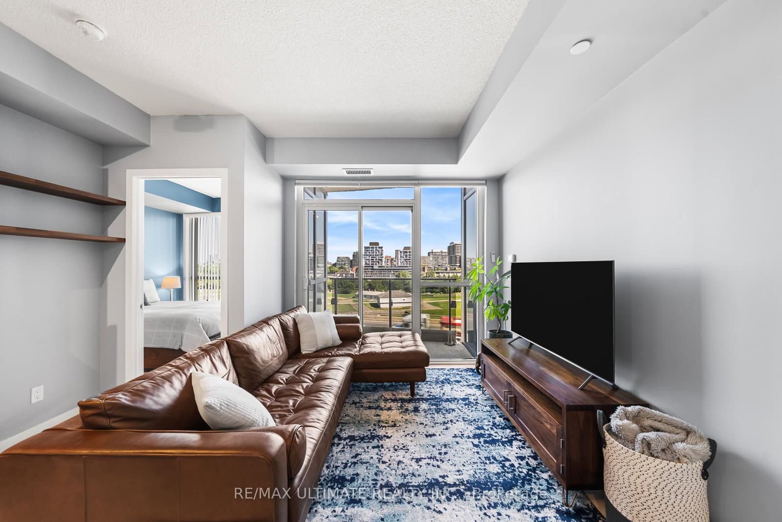 50 Bruyeres Mews, Unit 1001 thumbnail 2