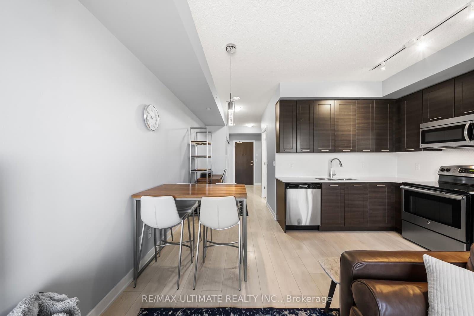 50 Bruyeres Mews, Unit 1001 thumbnail 6