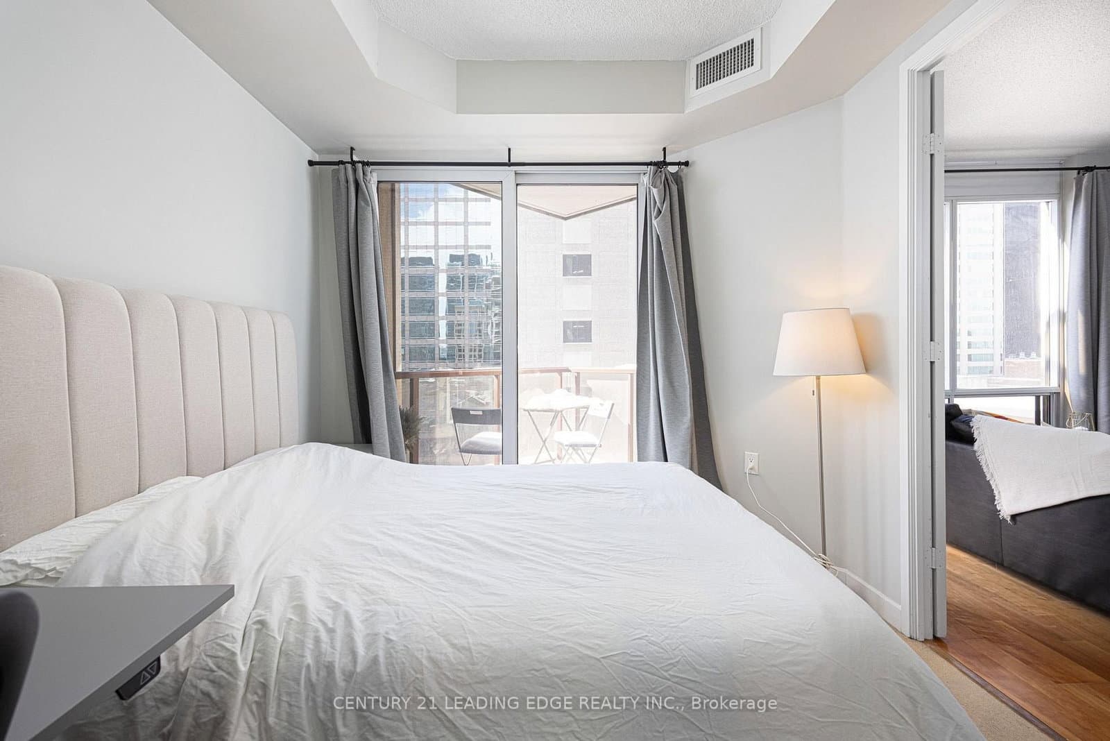 85 Bloor Street E, Unit 1413 thumbnail 17