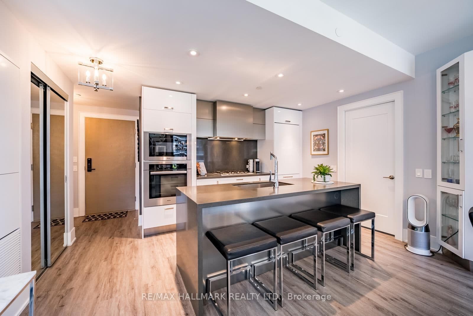 118 Merchants' Wharf, Unit 301 thumbnail 11