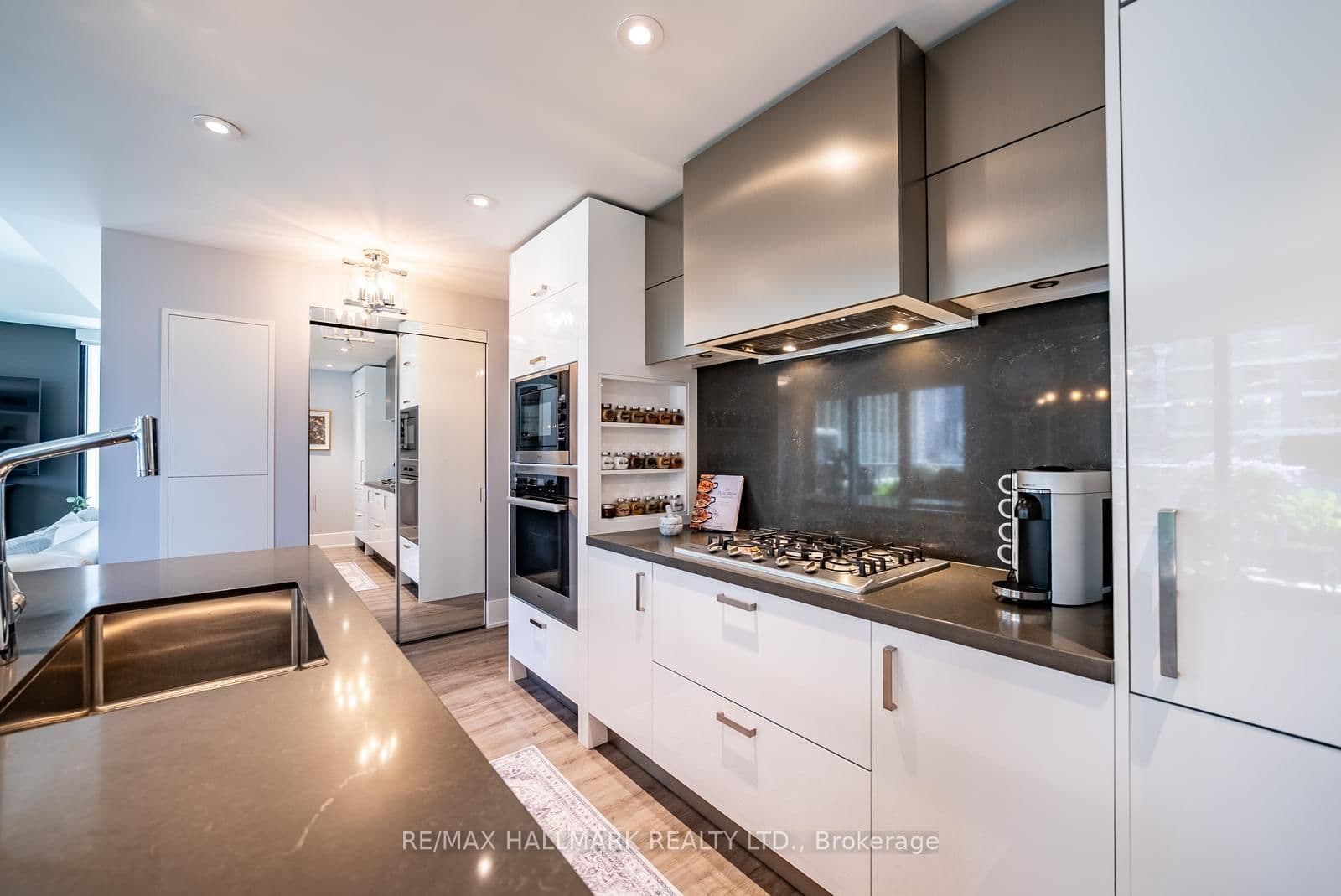 118 Merchants' Wharf, Unit 301 thumbnail 12