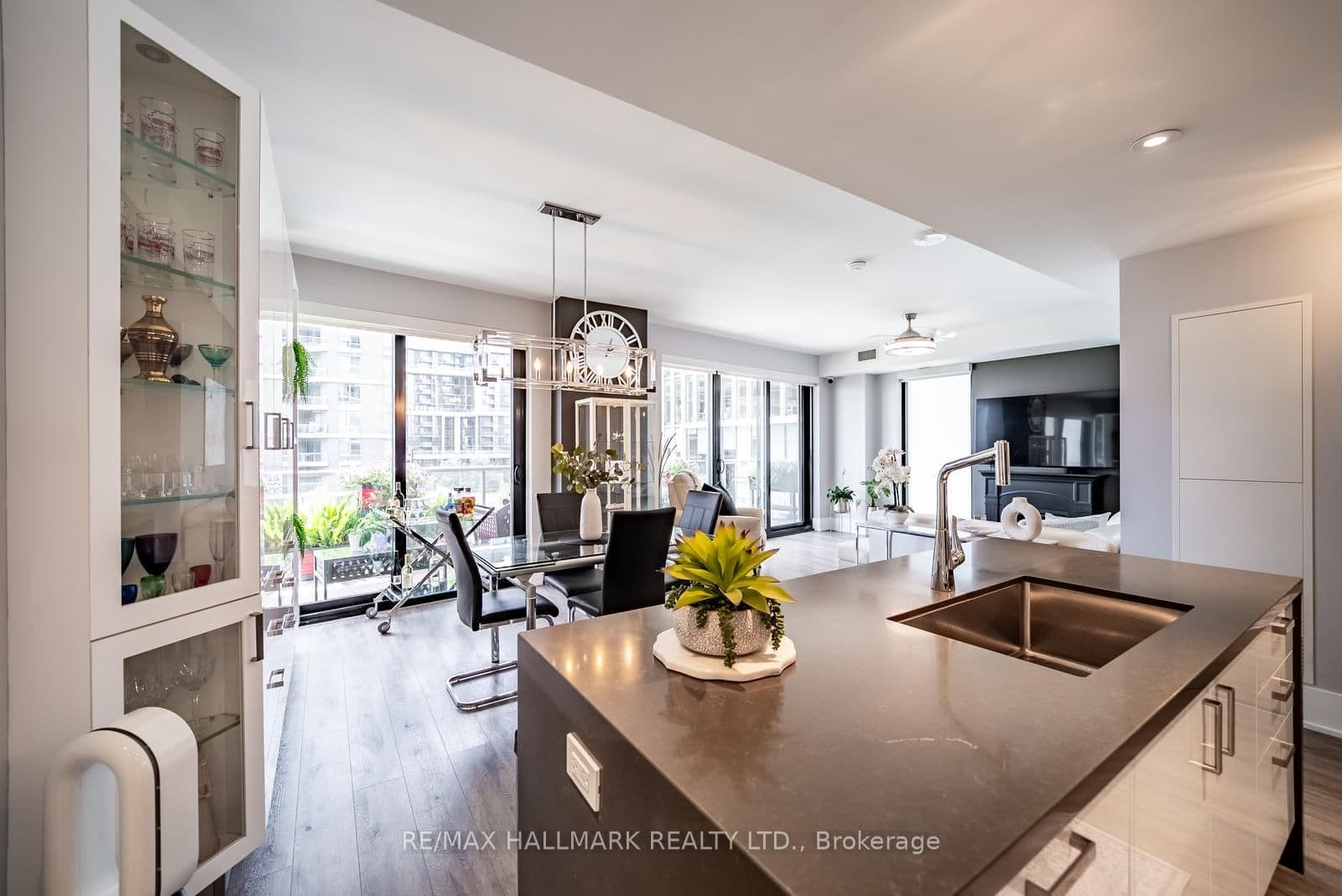 118 Merchants' Wharf, Unit 301 thumbnail 13