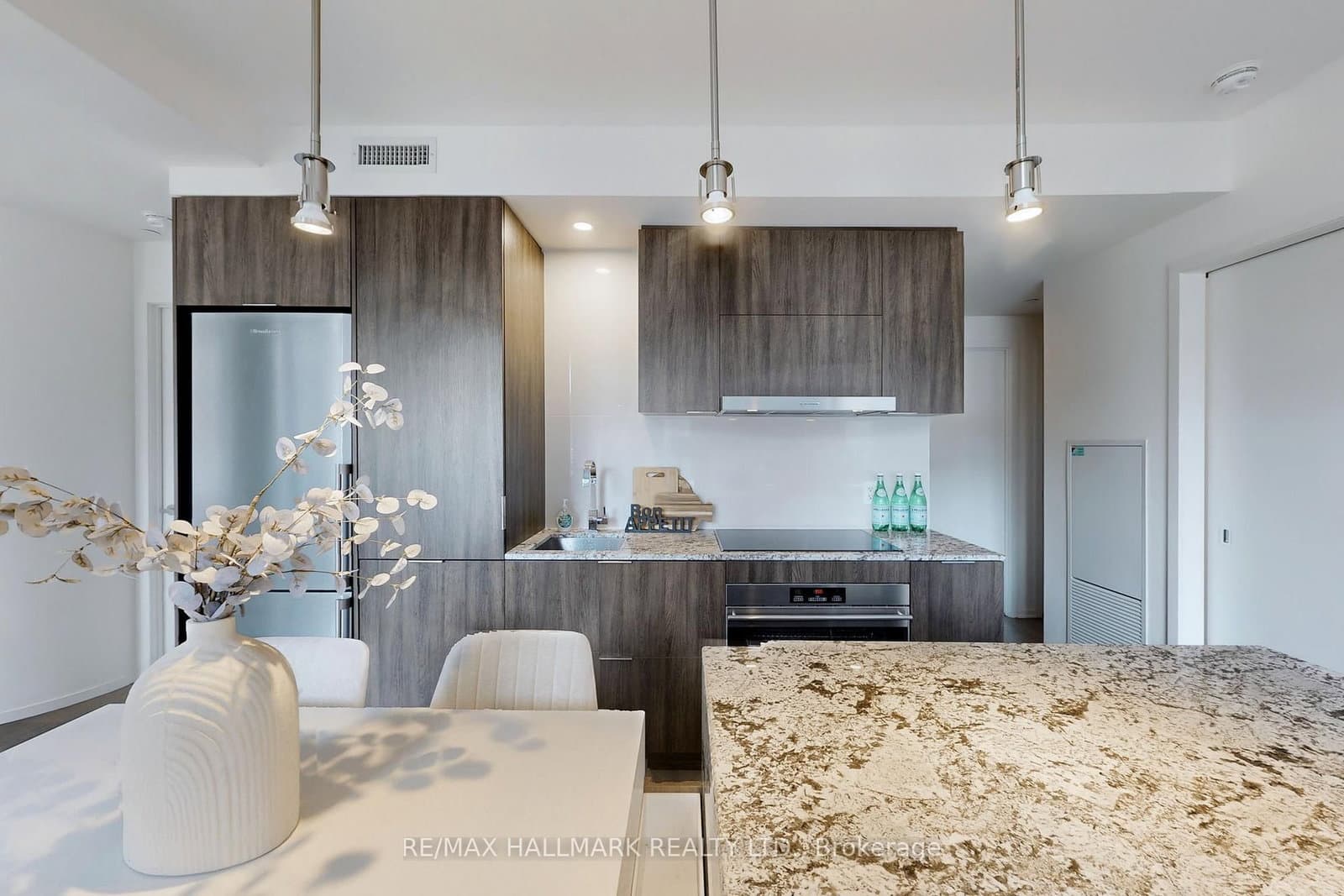 1 Bloor Street E, Unit 520 thumbnail 2