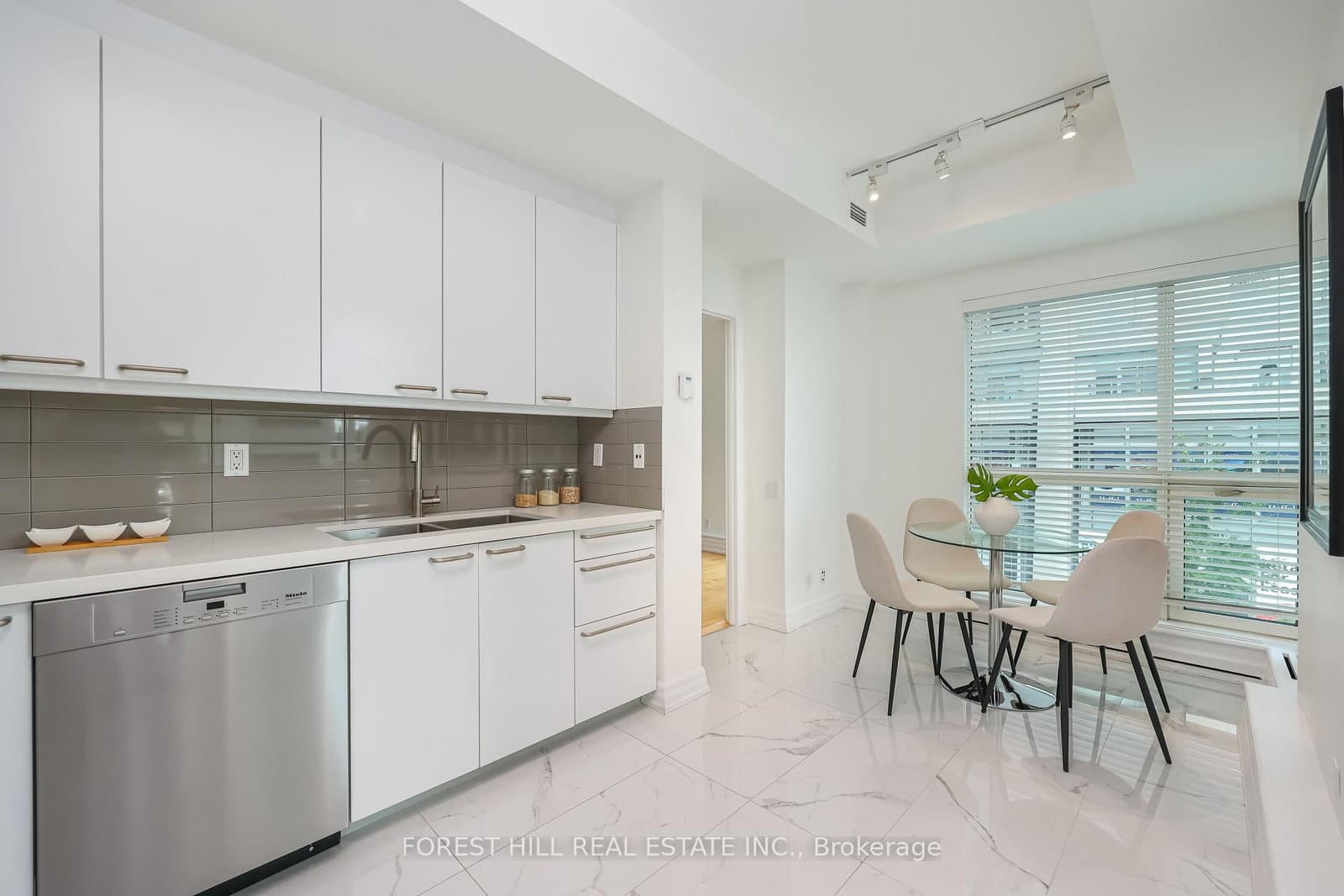 38 Avenue Road, Unit 305 thumbnail 14