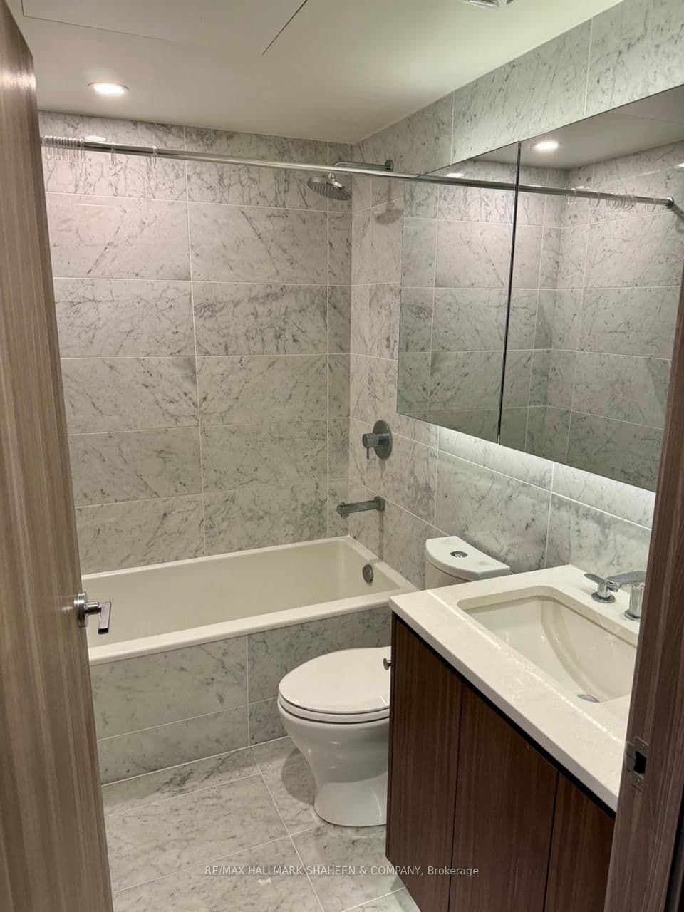 85 McMahon Drive, Unit 2201 thumbnail 15