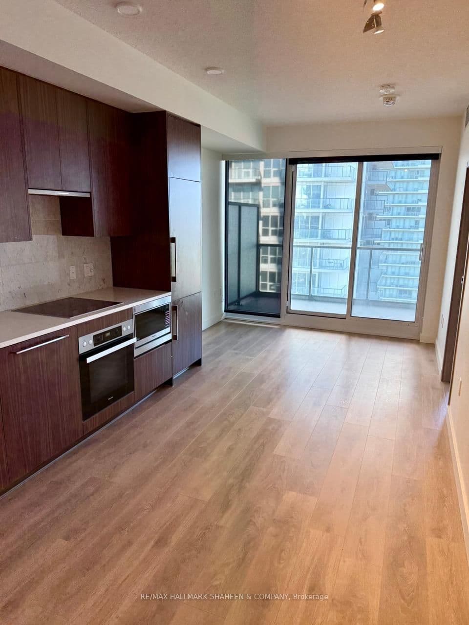 85 McMahon Drive, Unit 2201 thumbnail 8