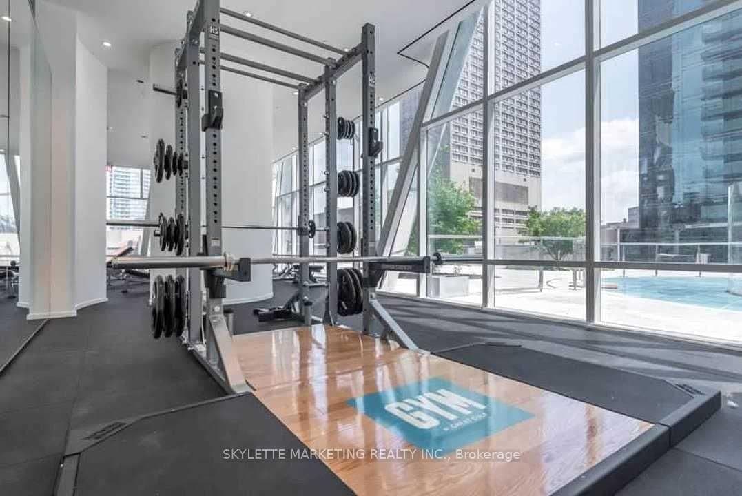 1 Bloor Street E, Unit 3710 thumbnail 17