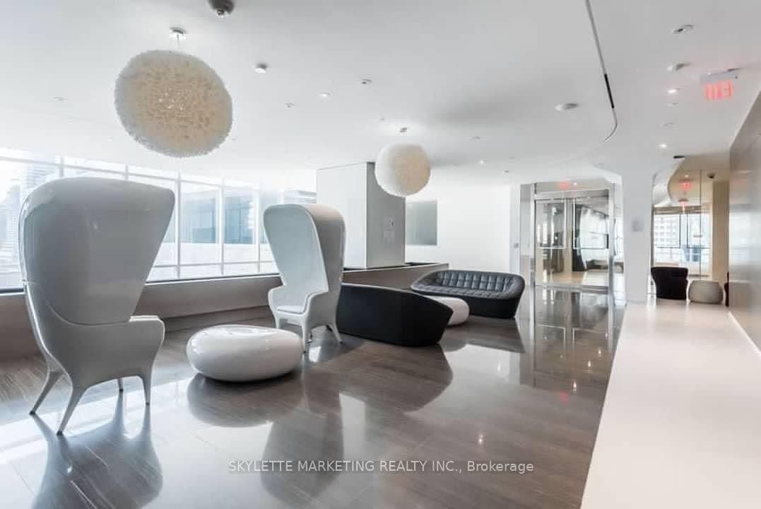 1 Bloor Street E, Unit 3710 thumbnail 18