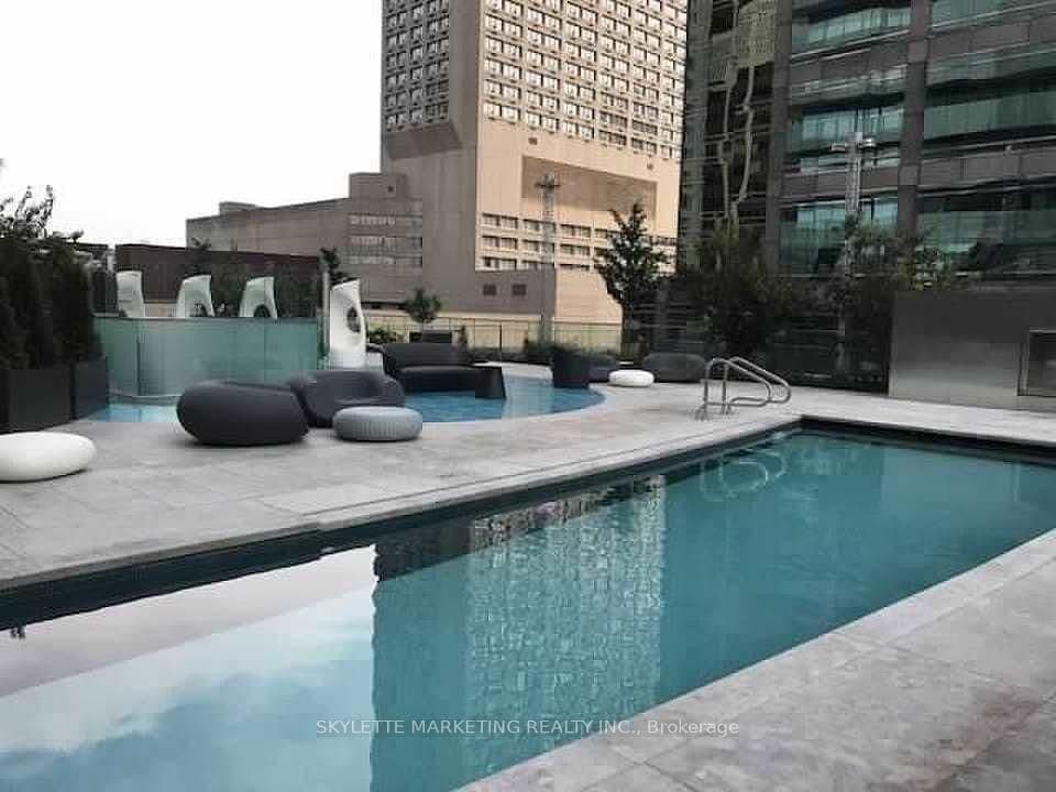 1 Bloor Street E, Unit 3710 thumbnail 19