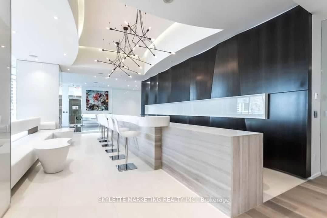 1 Bloor Street E, Unit 3710 thumbnail 21