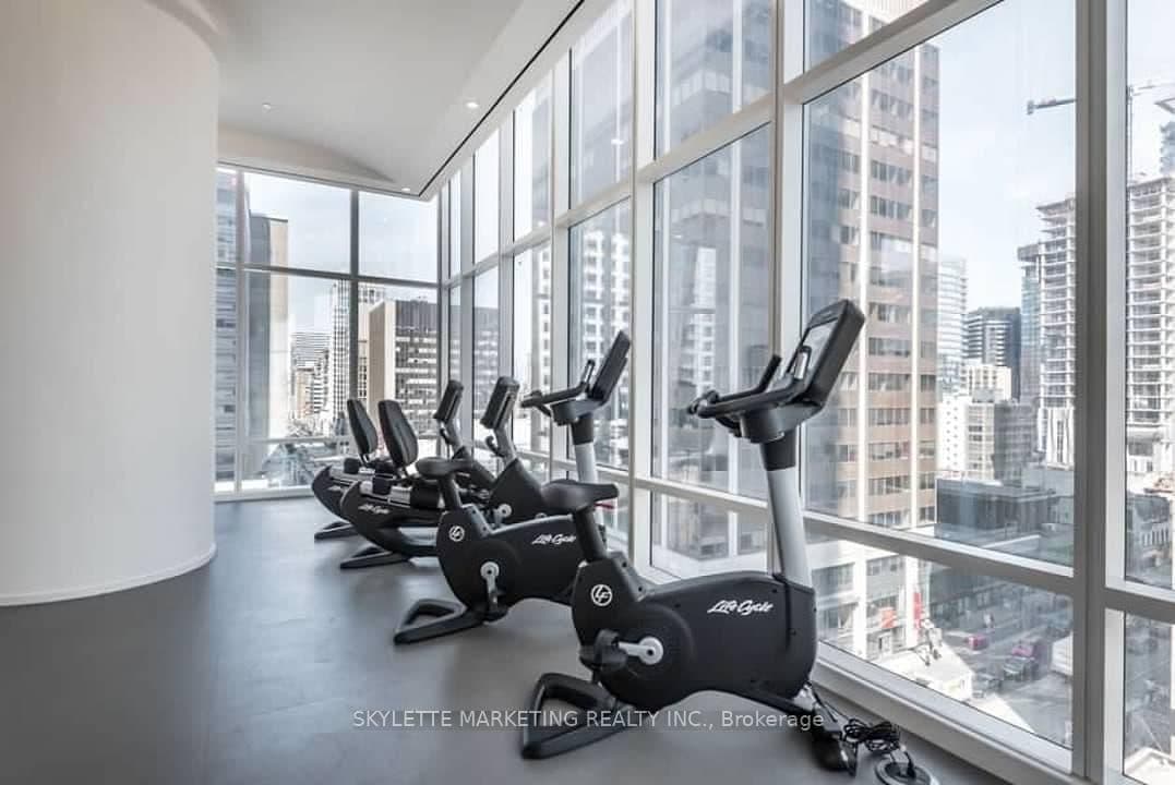 1 Bloor Street E, Unit 3710 thumbnail 23