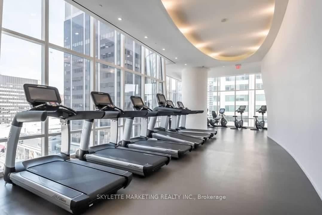 1 Bloor Street E, Unit 3710 thumbnail 24