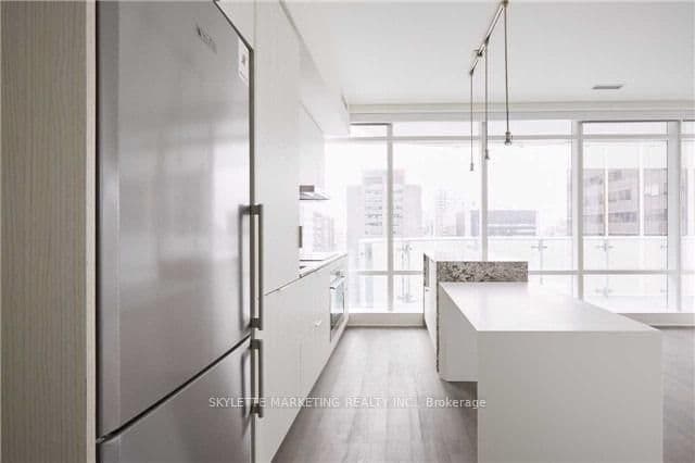 1 Bloor Street E, Unit 3710 thumbnail 3