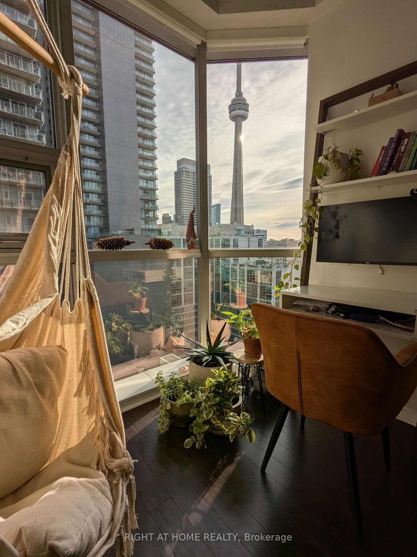 393 King Street W, Unit PH1206 thumbnail 16