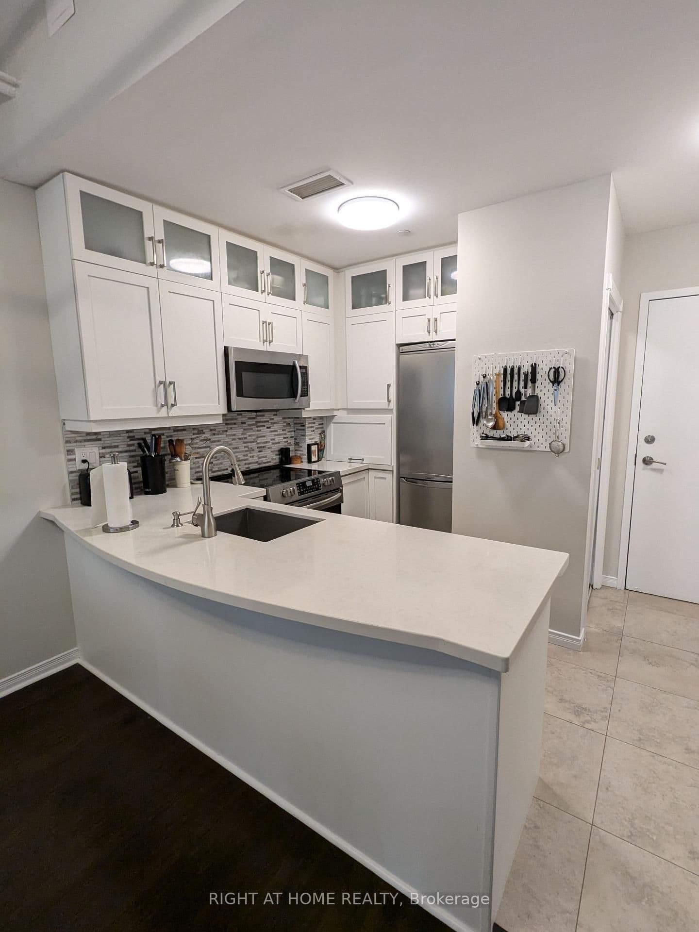 393 King Street W, Unit PH1206 thumbnail 7