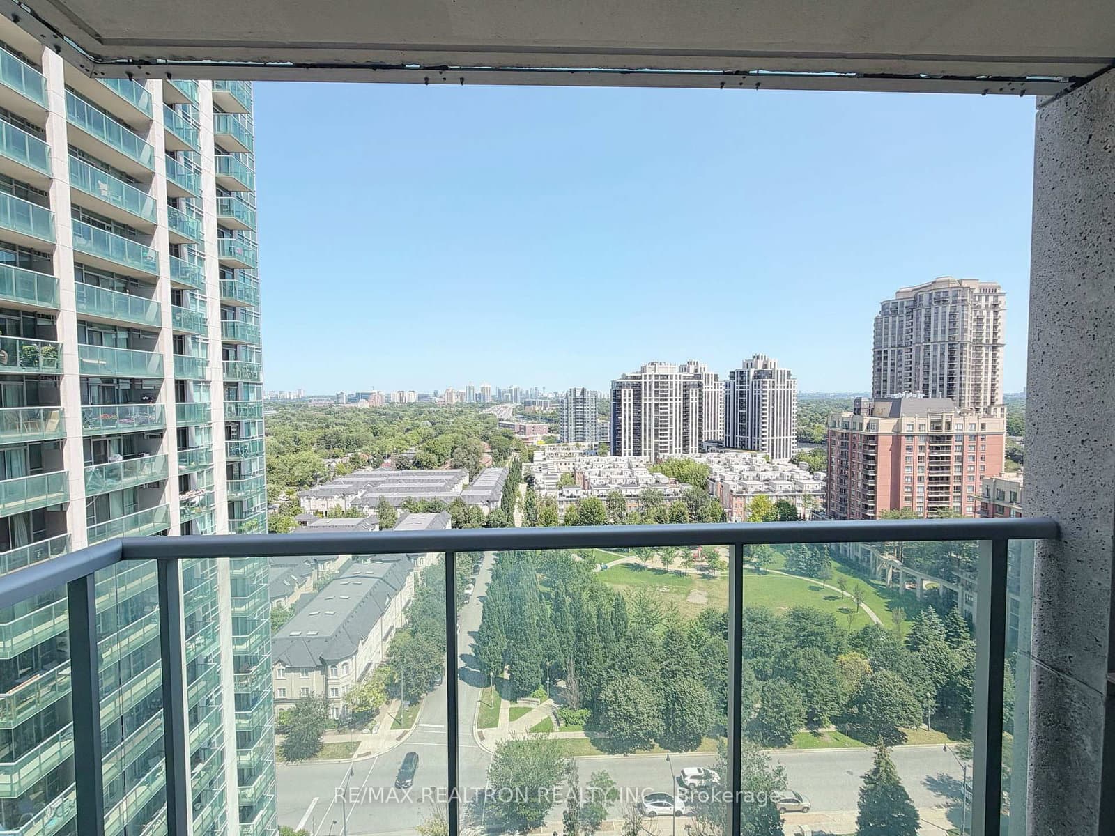 18 Harrison Garden Boulevard, Unit 1805 thumbnail 9