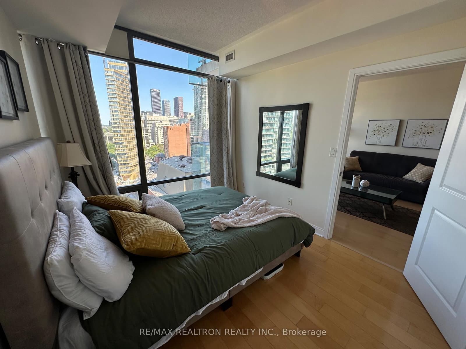 18 Yorkville Avenue, Unit 1601 thumbnail 21