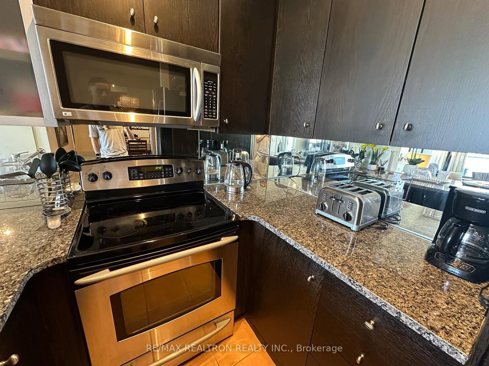18 Yorkville Avenue, Unit 1601 thumbnail 9